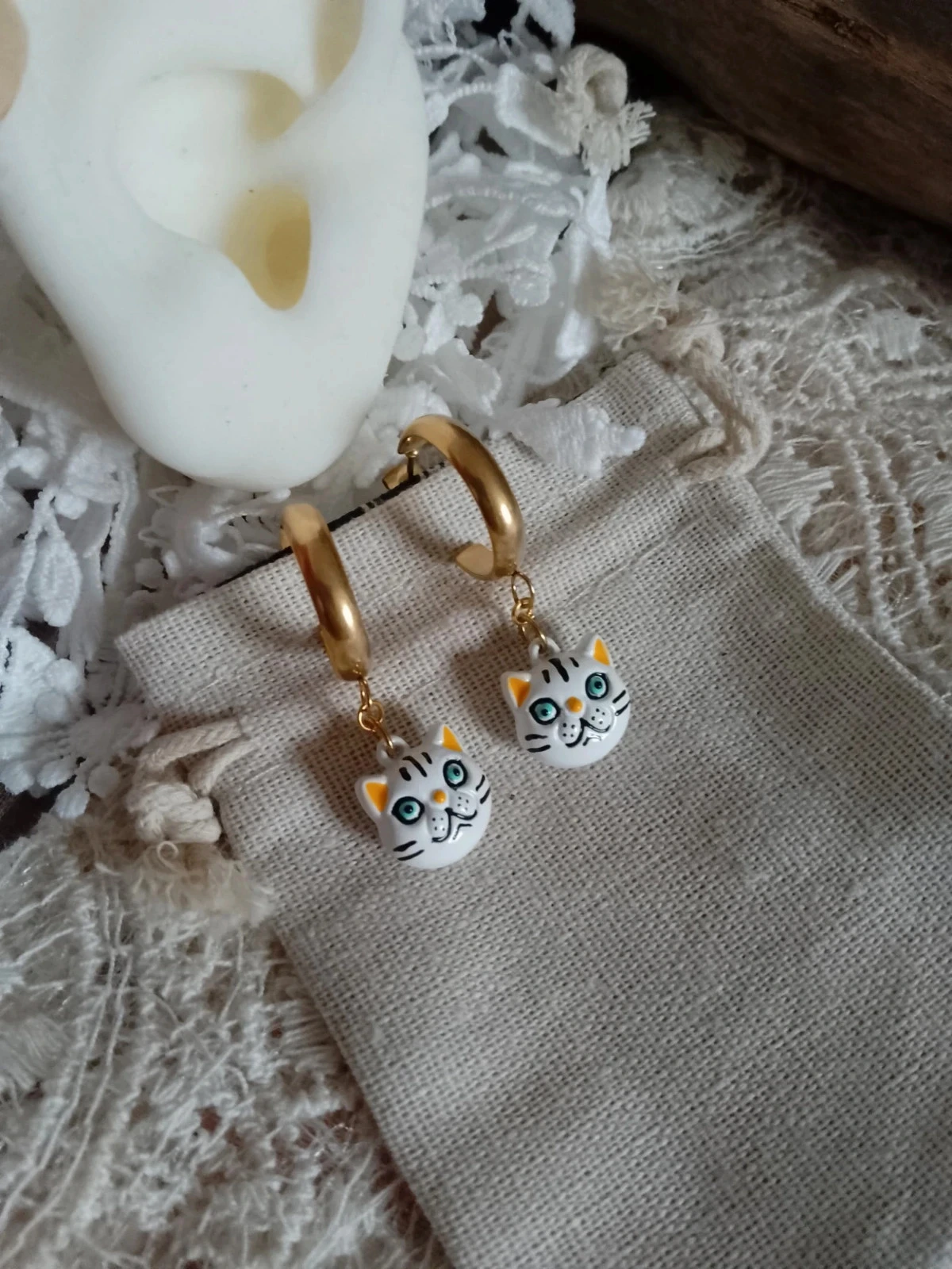 Boucles d'oreilles bohèmes dorées et chats blancs – photo 2